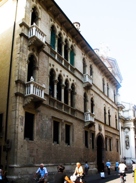 Palazzo_Schio_Ca_d'Oro_Vicenza_50_(8380671876) (1)